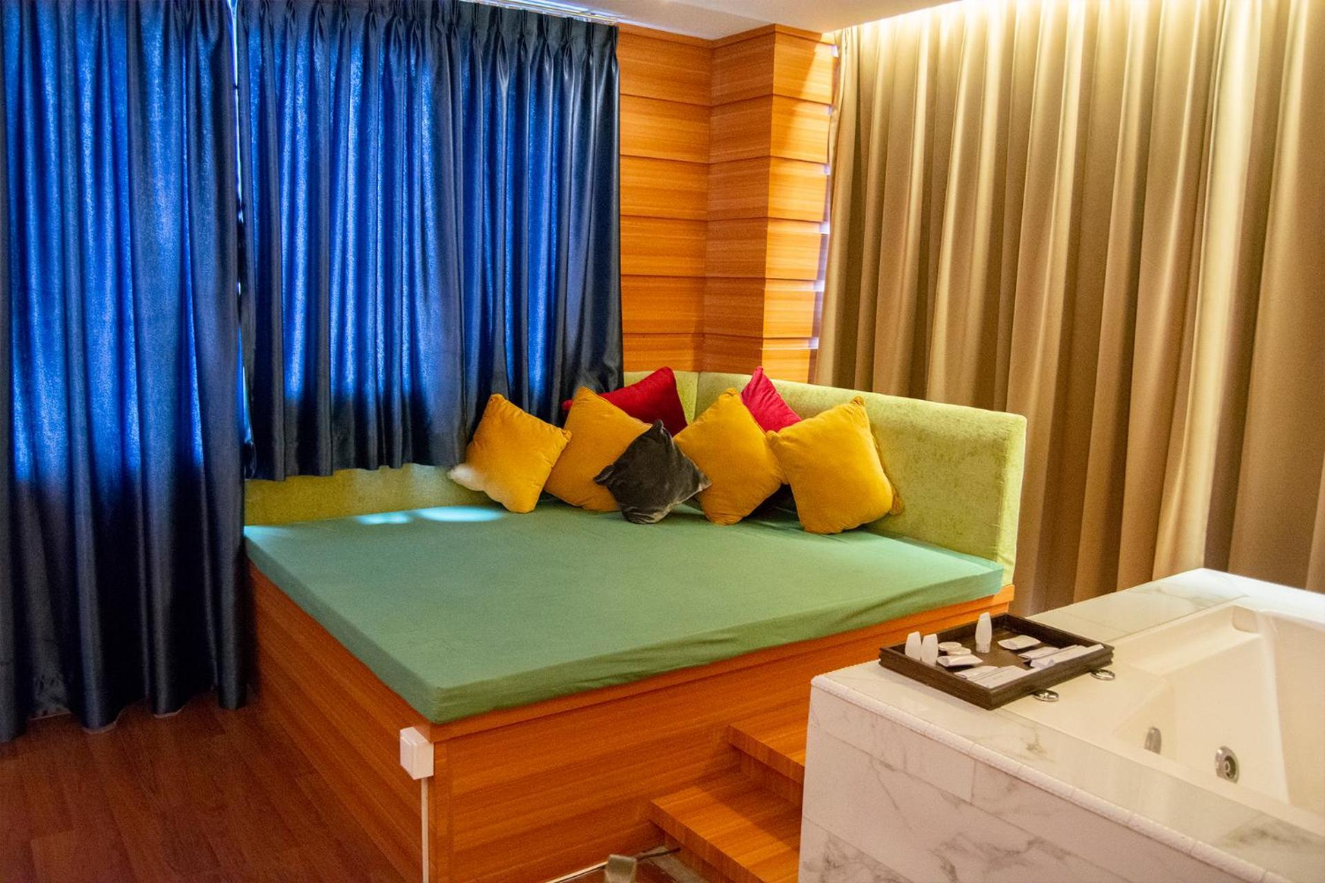 Royal Asnof Hotel Pekanbaru Buitenkant foto