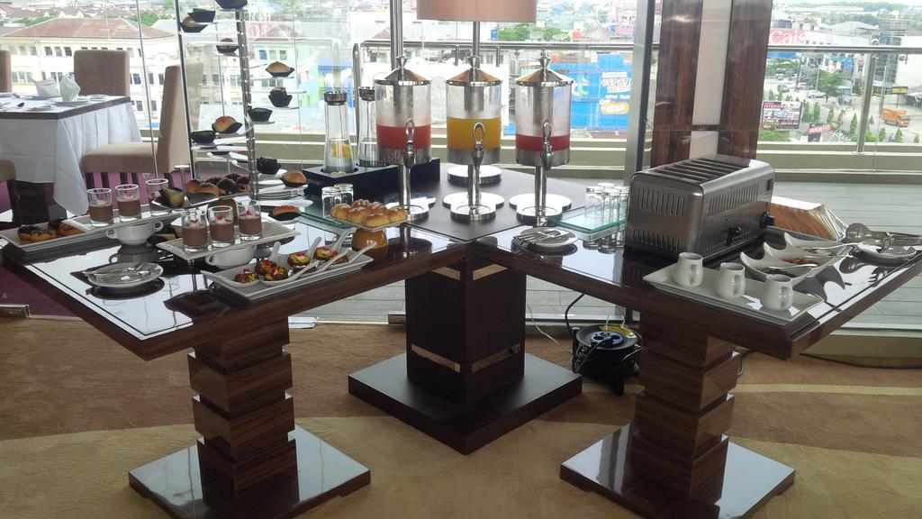 Royal Asnof Hotel Pekanbaru Buitenkant foto