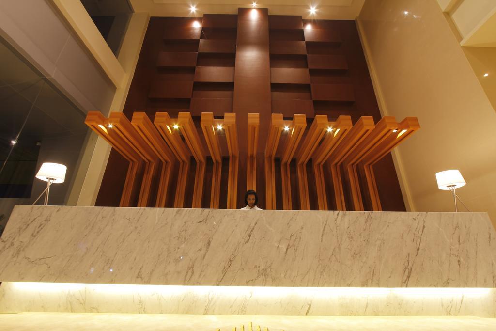 Royal Asnof Hotel Pekanbaru Buitenkant foto