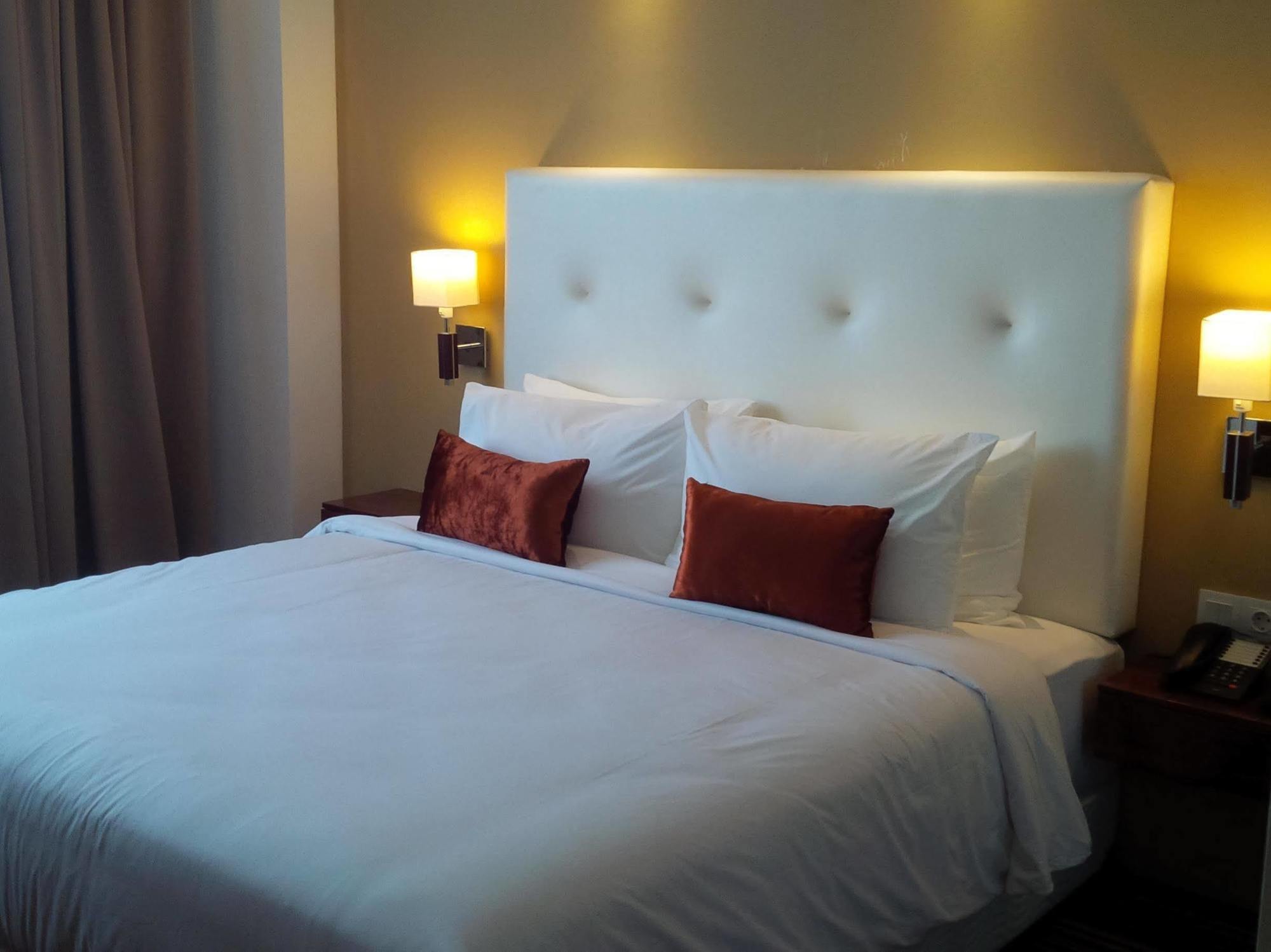 Royal Asnof Hotel Pekanbaru Buitenkant foto