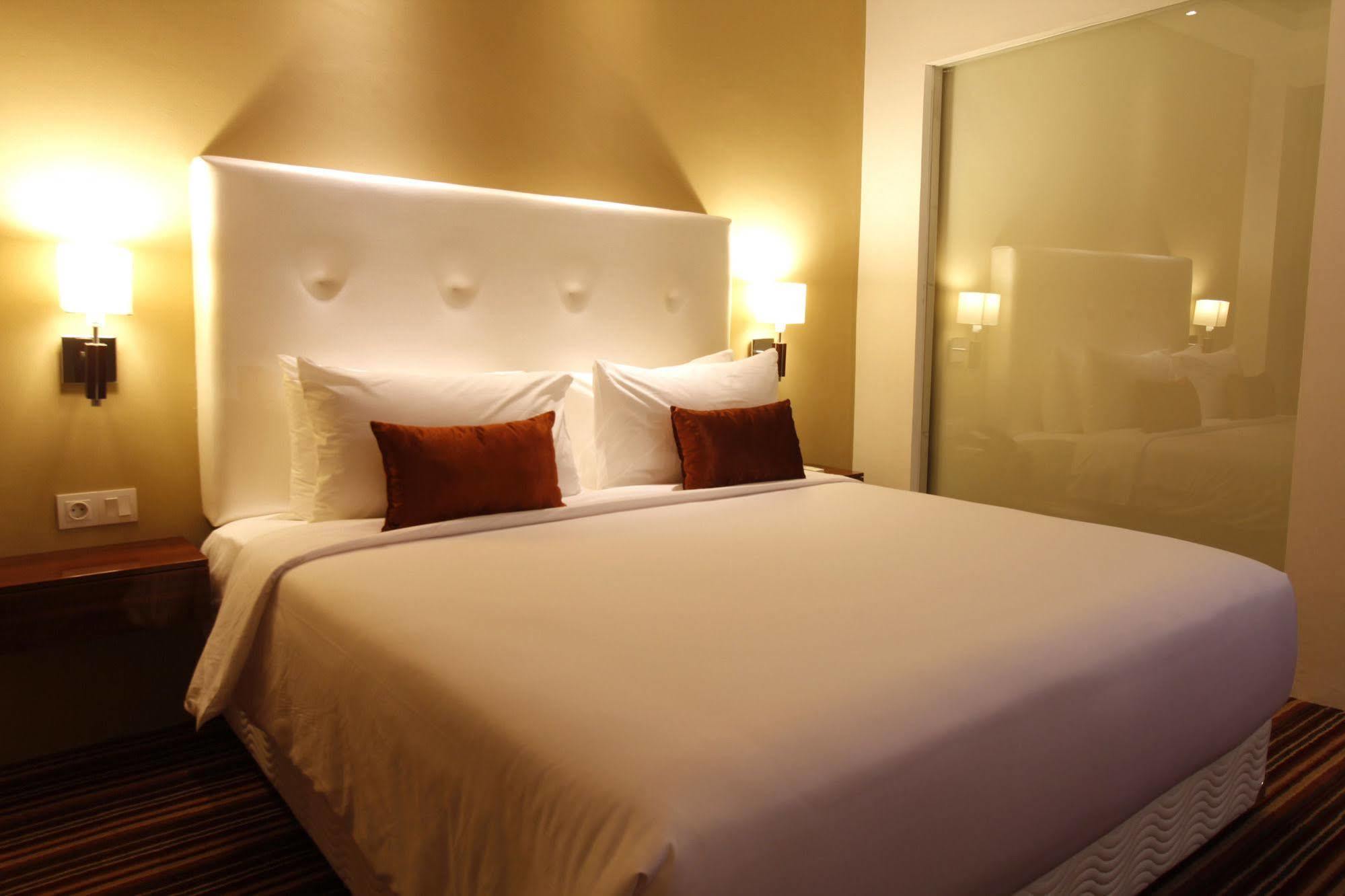 Royal Asnof Hotel Pekanbaru Buitenkant foto